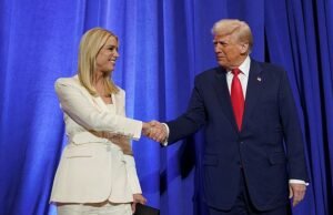 Un apretón de manos empapado de sangre expone la escalofriante realidad de la justicia bajo Trump, mientras éste enfurece a la estrella de televisión Pam Bondi.