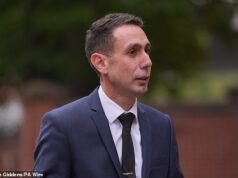 El ex árbitro de la Premier League David Coote se declara culpable de realizar un vídeo indecente de ‘categoría A’ de un niño