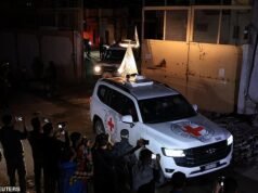 Hamás entrega los cuerpos de más rehenes israelíes después de que Donald Trump amenazara con desarmar “violentamente” al grupo terrorista si no regresaba los restos a las familias en duelo.