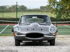 El Jaguar E-Type antiguo que Rowan Atkinson destrozó en el programa de Netflix Man vs Bee sale a subasta