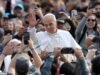El Papa Leo trollea hilarantemente a los Cachorros de Chicago después de ser interrumpido por un fanático en el Vaticano