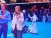 Impactante momento en el que un fan irrumpe en la cancha para rogarle a Jannik Sinner su chaqueta en una importante violación de seguridad en el enfrentamiento de tenis en vivo de Netflix por valor de 13,5 millones de dólares.