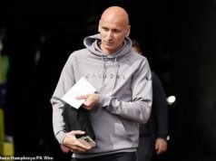 La ex estrella de la Premier League revela que dejó Inglaterra por sólo £2.000 al mes en la tercera división de Dubai porque “no quiero que mis hijos crezcan donde no puedes usar un reloj y te arrestan por tuitear”.