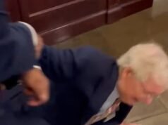 Mitch McConnell se desploma dentro del Senado