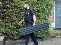 La policía retira armas de fuego de la casa familiar de un estudiante de la Universidad de Oxford que fue arrestado por “incitar al odio racial” después de que encabezara cánticos de “poner a los Zio en la tierra”.