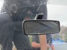 Impactante momento en que la policía trepa por encima del automóvil y del conductor de Taser después de una persecución a alta velocidad de 27 minutos