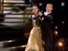 Karen Carney de Strictly inicia el espectáculo con Carlos Gu pero se cae durante la presentación en vivo