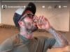 David Beckham toma tragos de tequila y se burla de las habilidades culinarias de su esposa Victoria mientras él solo prepara el almuerzo del domingo para la familia, después de que su hija Harper bromeara que Posh podía “quemar agua”.
