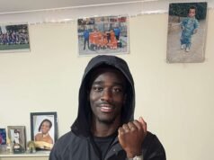 Un estudiante “en forma y saludable”, de 20 años, murió cuando sus hermanos se apresuraron a comprarle paracetamol para el dolor de estómago, después de que “la persona que atendió la llamada de emergencia dijera que el problema no era lo suficientemente grave como para enviar una ambulancia”.