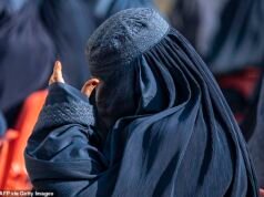 Robert Jenrick dice que los burkas deberían estar PROHIBIDOS en el Reino Unido, a pesar de que el líder conservador Kemi Badenoch se ha opuesto a la represión de los velos faciales.