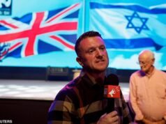 Tommy Robinson habla en un mitin en Tel Aviv después de haber sido “invitado por un ministro israelí”, mientras los críticos etiquetan su visita como una “bofetada a los judíos británicos”.
