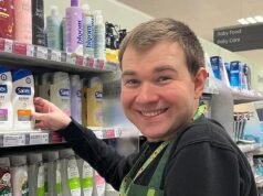 La madre de un voluntario autista dice que a él “le encantó” apilar estantes gratis en Waitrose, antes de que lo “despidieran” cuando la familia preguntó si le podían pagar