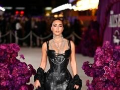 Kim Kardashian se roba el show con un sexy vestido negro de piel de serpiente mientras se une a sus compañeros de reparto en el estreno británico de All’s Fair después de celebrar su 45 cumpleaños.
