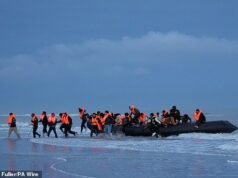 ¡La farsa! El migrante deportado a Francia en virtud del acuerdo ‘uno entra, uno sale’ de Starmer regresa a Gran Bretaña solo 29 días después… en un pequeño barco; como muestran las cifras, las llegadas en 2025 YA superan a las de 2024