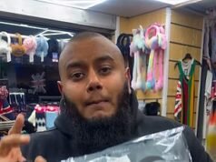 Un empresario de las redes sociales declara que “sin rostro, no hay caso” mientras vende pasamontañas por 5 libras a los “hermanos musulmanes” antes de aparecer en el escenario de una contraprotesta en Londres.