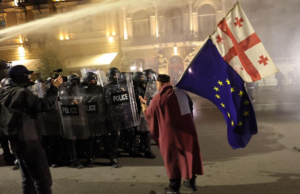 La policía de Georgia dispara gases lacrimógenos cuando los manifestantes intentaron ingresar al palacio del presidente