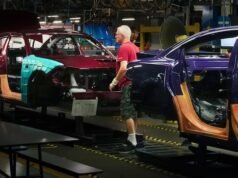 Los políticos han pedido a Stellantis que cumpla su promesa a los trabajadores automotrices de Brampton, Ontario.