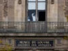 El Louvre de París reabre después de un robo, mientras aumentan las reacciones por fallas de seguridad