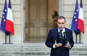 La respuesta de renuncia del gobierno de un día de Francia