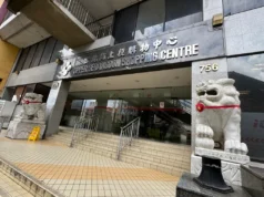 Una mujer ha sido arrestada por presuntamente atacar a otras dos personas con un cuchillo en un centro comercial de Upper Serangoon.