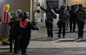 Con los manifestantes creciendo con su ira, a Trump le gustaría reducir la asistencia federal de Portland