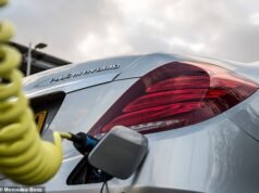 Los activistas ecológicos apuestan por los coches VERDES y califican a los vehículos electrificados como “uno de los mayores inconvenientes de la historia”.