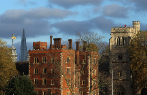Dos hembras son vistas como la corredora del frente antes del arzobispo del anuncio de C Cantberry
