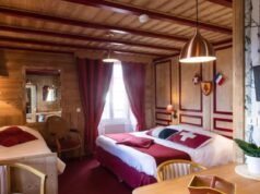 Un hotel donde dormir con la cabeza en un país y los pies en otro