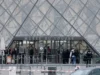 Los ladrones son perseguidos en el Louvre de París mientras se reanudan los robos debido a la mala seguridad del museo