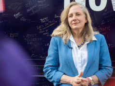 Spanberger guarda silencio sobre dos controversias mientras los votantes de Virginia se dirigen a las urnas