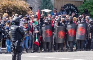 Trump recibe una mesa redonda de la Casa Blanca sobre violencia antifa con periodistas