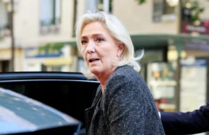 Esperando a la derecha de Le Pen entre bastidores en cuanto se revela la crisis de Francia