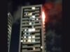 El departamento del piso 22 del edificio está en llamas y el hombre pide ayuda con la linterna de un celular; video