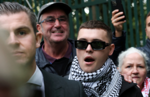 Los fiscales del Reino Unido solicitan desestimar los cargos de terrorismo contra el rapero de tapa del cuello