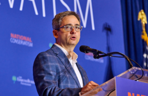 Se cuestiona la postura del líder político conservador sobre China por sus vínculos de patrocinio