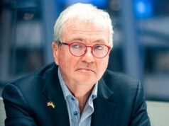 Murphy enfrenta críticas por su viaje a Europa durante la emergencia del noreste