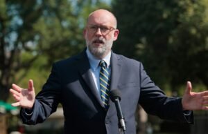 Miles de empleados federales podrían enfrentar despidos durante el cierre