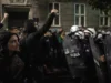 La policía serbia arrestó a 37 personas tras enfrentamientos antigubernamentales