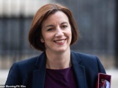 Los laboristas son acusados de “vandalismo educativo” mientras avanzan hacia un plan de estudios “tonto” al desechar el emblemático impulso conservador hacia los GCSE “duros” en favor de materias de “Mickey Mouse”.