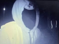 Momento en que trabajadores municipales enmascarados derriban banderas Union Jack en la oscuridad de la noche