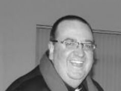 Un sacerdote católico de 57 años que se hizo pasar por un skinhead de 16 años para publicar en salas de chat neonazis donde amenazaba con bombardear mezquitas como parte de un “fetiche sexual” se libra de la cárcel.