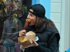 Eva Longoria se come un perro de maíz durante un divertido día familiar en Disneylandia con su esposo José Bastón