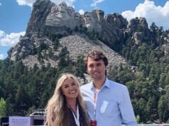 Furia cuando el podcaster publica un meme llamando a Erika Kirk una ‘falsa estafadora de viuda afligida’