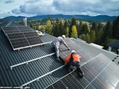 Una serie de incendios en tejados de paneles solares ponen bajo escrutinio los planes de energía verde de Miliband