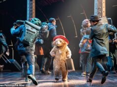 JAN MOIR: Paddington parpadea con sus pequeños ojos de botón y la multitud abarrotada del West End aplaude, aplaude y ruge en aprobación de una obra maestra con sabor a mermelada.