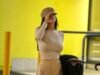 Bianca Censori llama la atención cuando aterriza en el aeropuerto de Melbourne vestida solo con ropa interior y medias doradas justo a tiempo para la Copa, pero su esposo Kanye West no está a la vista.