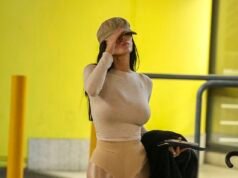 Bianca Censori llama la atención cuando aterriza en el aeropuerto de Melbourne vestida solo con ropa interior y medias doradas justo a tiempo para la Copa, pero su esposo Kanye West no está a la vista.