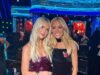 Los fanáticos de Tess Daly piden que su hija Phoebe, parecida a ella, la reemplace en Strictly Come Dancing mientras posan juntas durante el rodaje.