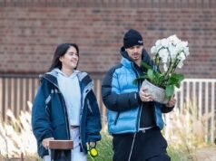 Romeo Beckham y su novia Kim Turnbull usan bandas en sus dedos anulares mientras salen juntos en Londres después de una breve separación.