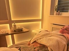 Katie Price muestra su cintura extremadamente pequeña mientras se somete a un tratamiento íntimo, después de ser trasladada de urgencia al hospital por una preocupante pérdida de peso.